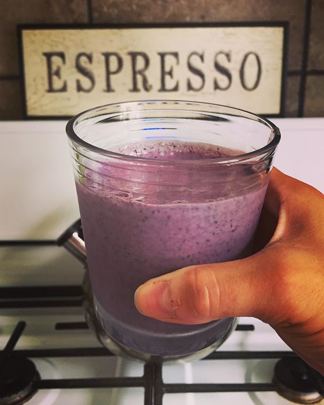 blueberry muffin smoothie held by hang